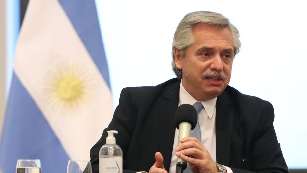 Fernández encabezó la firma de una serie de convenios con los gobernadores que adhirieron al plan de viviendas Argentina Construye.­