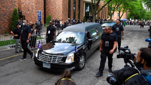 En el funeral, el reverendo Jesse Jackson instó a la comunidad negra a quitarse de una vez por todas la "rodilla" que les presiona el cuello.­
