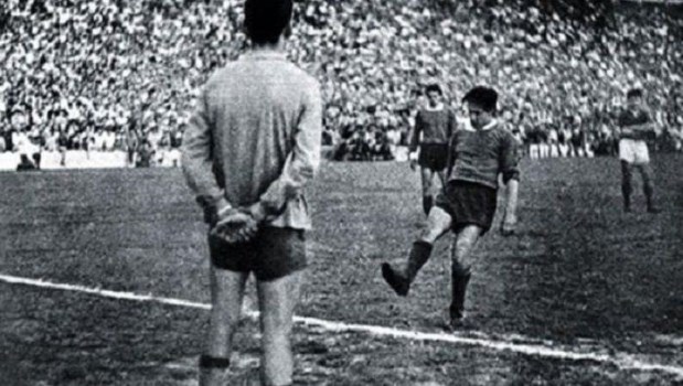 El Mono Irusta no hace nada para impedir la caída de su valla.