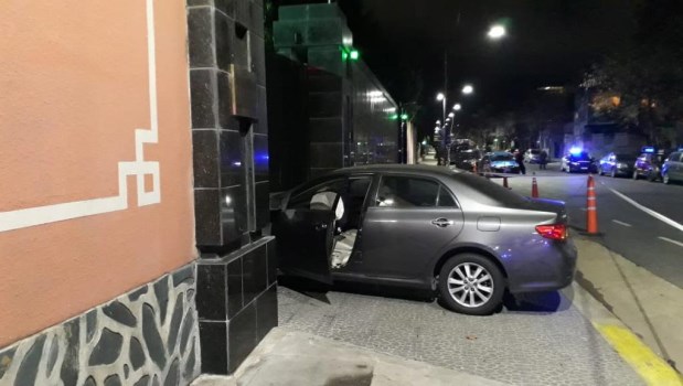 Un automovilista embistió su vehículo contra el portón de la embajada de China y fue detenido