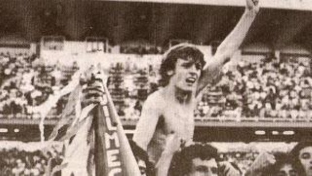 Jorge Gáspari, el autor de gol del campeonato, da la vuelta olímpica en andas.