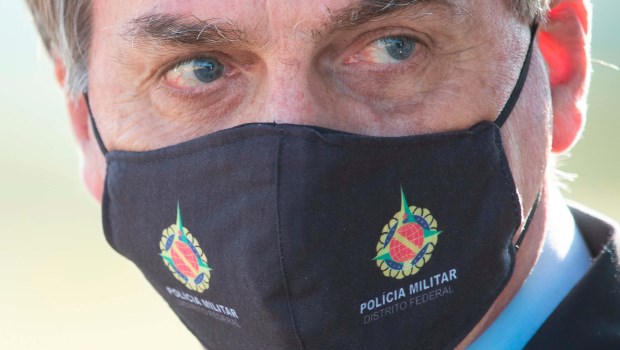 Un juez obliga a Bolsonaro a usar barbijo en los espacios públicos de ...