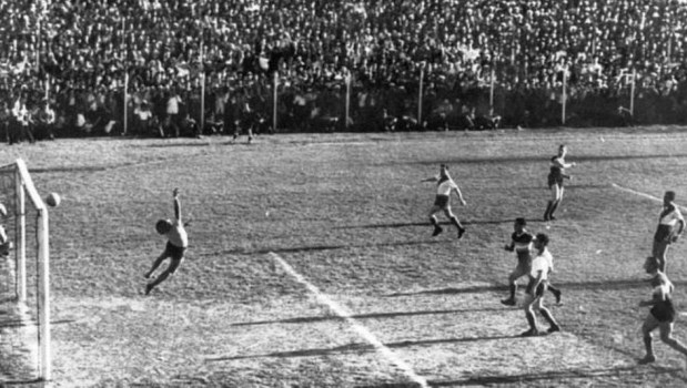 El remate de Boyé viaja hacia el fondo del arco. La espectacular volada de Graneros no puede evitarlo.