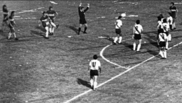 Sorprende Rubén Suñé con un tiro libre mientras los jugadores de River armaban la barrera.