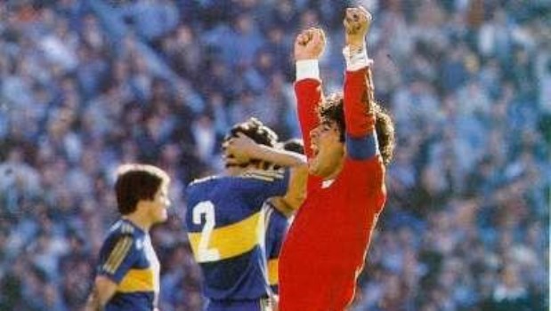 Festeja Diego Armando Maradona. Sufren los jugadores de Boca.