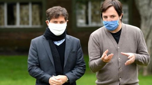 El gobernador Axel Kicillof diialoga con el viceministro de Salud bonaerense, Nicolás Kreplak. ARCHIVO