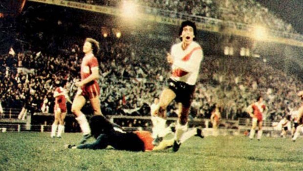 El pibe Rubén Norberto Bruno festeja el gol que le da el título a River después de 18 años de frustraciones.