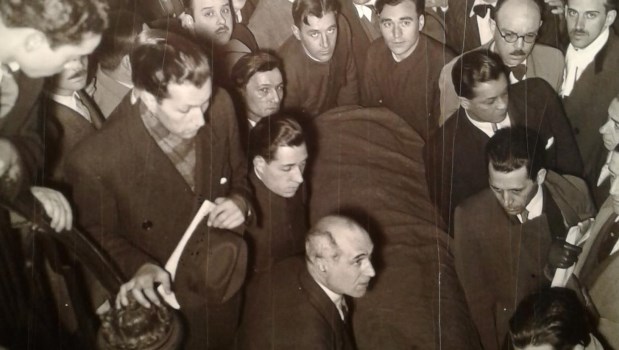 El cuerpo sin vida de Bordabehere es sacado del Hospital Ramos Mejía, rumbo a la casa velatoria en la medianoche del martes 23 de julio de 1935. (Foto inédita, nunca publicada).­