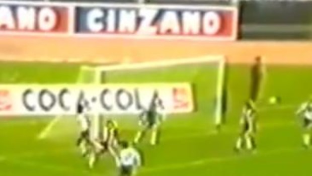 El cabezazo de Norberto Alonso viaja hacia el fondo del arco del Pato Fillol.