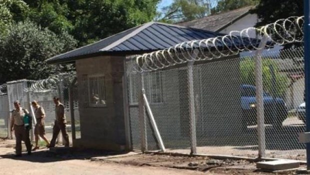 Covid-19: hay dos muertos y 27 casos entre militares presos