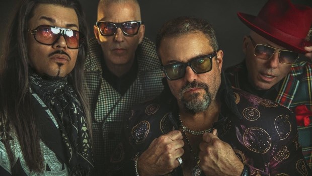 Los genes de la banda están presentes en cada uno de estos grandes éxitos que pueden cantarse en español, con el lenguaje musical característico de The Mavericks.