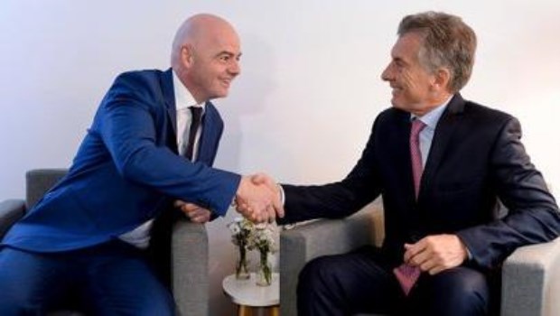 Macri viajó a París­ para asumir su cargo en la FIFA­