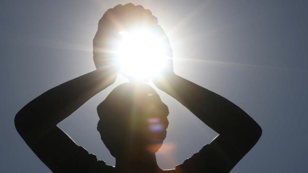 Prohibir a los hombres mirar al cielo