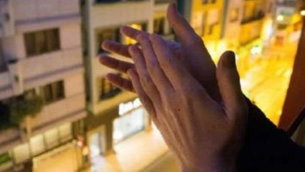 Hubo aplausos para reconocer a los trabajadores de la salud