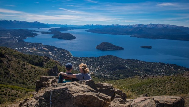 Los grandes espacios naturales de Bariloche permiten cumplir tranquilamente con la distancia social.