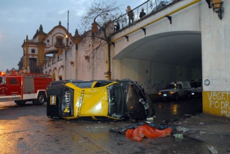 Murió un taxista al caer su auto desde el puente Alsina