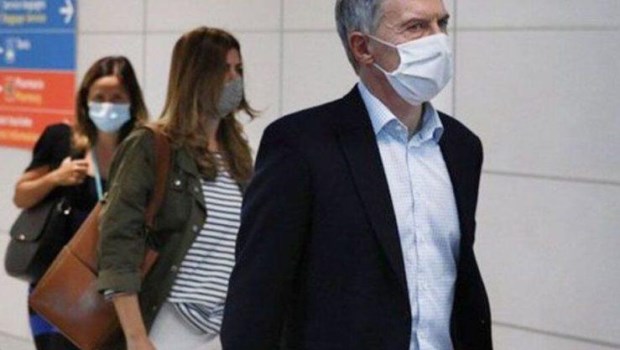 Macri llegó esta mañana al país proveniente de Europa y deberá cumplir 14 días de aislamiento