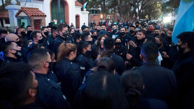 Motín policial, otro capítulo de una anarquía en progreso