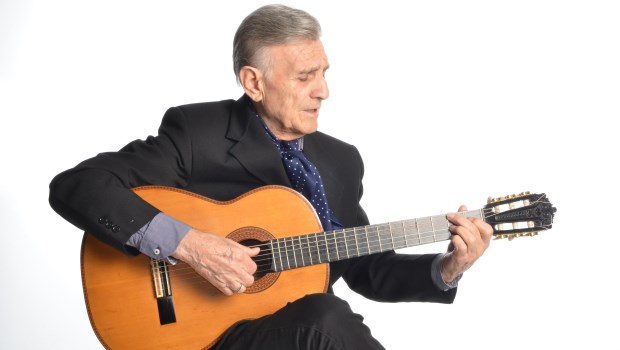 Con la zamba 'Tú', que lo consagró en Cosquín, "vendimos 300 mil simples en tres meses'', recuerda el cantor.