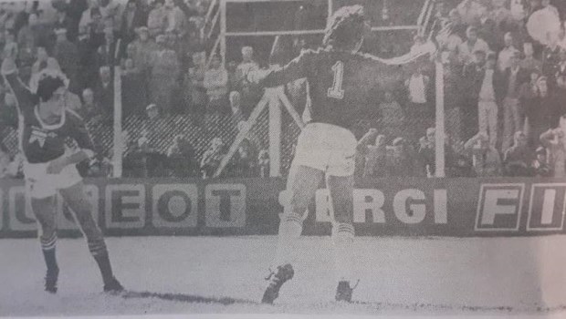 El cabezazo de Claudio Crocco superó la estirada de Esteban Pogany y va camino a transformarse en gol de Ferro.