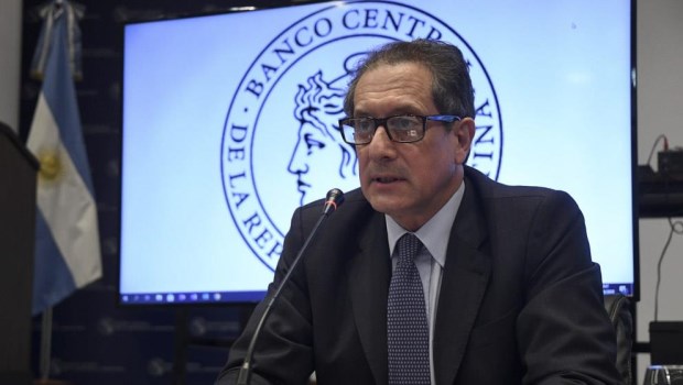 Pesce decidió de un plumazo que el valor del dólar ahorro (para los pocos afortunados) se dispare a 130 y 135 pesos.­
