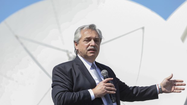 El Presidente volvió a apuntar contra Macri: "Durante cuatro años todo se paralizó"