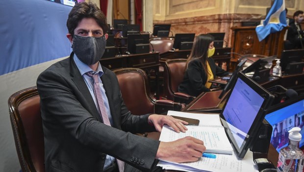 Duro debate por las sesiones remotas