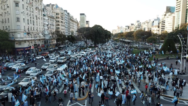 Lo que está quedado en pie, hasta ahora, es parte de la opinión pública, la cual se manifiesta reiteradamente en las calles mostrando su descontento.
