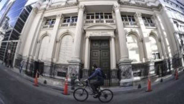 El Banco Central liberó las transferencias entre cuentas en moneda extranjera