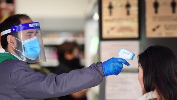 Científicos piden dejar de presentar al covid como un peligro mortal