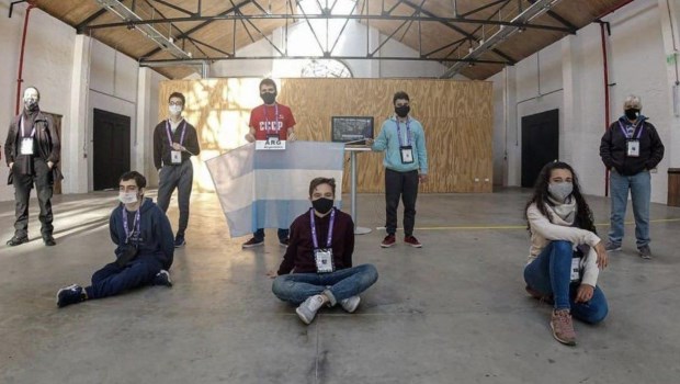 Lucas Sandleris y Lisandro Acuña, que recibieron una mención honorífica, y Patricia Fauring y Martín Mereb, estuvieron a cargo del equipo argentino.