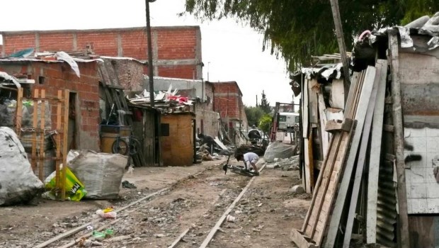 La pobreza alcanzó el 40,9% y afecta a 18,5 millones de argentinos en todo el país 