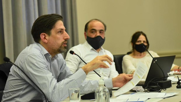 Tenemos que aprender a convivir con el Covid-19 pero priorizando el cuidado de la salud, argumentó el ministro Trotta.