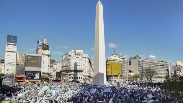 Masivo "banderazo" contra el Gobierno en el Obelisco y distintos puntos del país