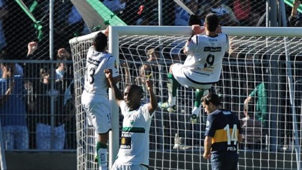 Los jugadores de San Martín se entregan a un festejo enloquecido. Muy cerca, sufre Christian Cellay.