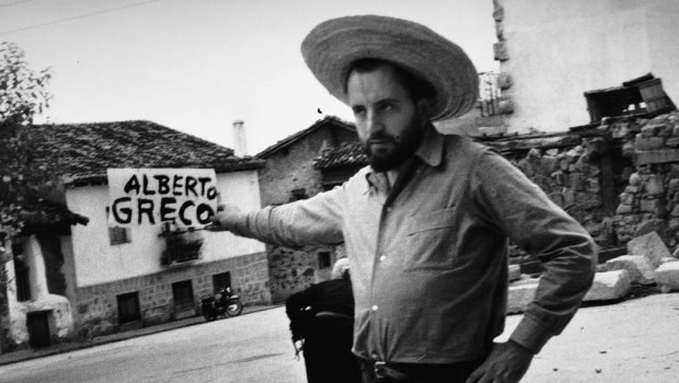 Greco formó parte del movimiento informalista argentino y llevó sus intervenciones a Europa y Brasil.