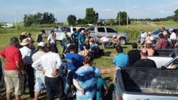 Continúan las protestas de productores rurales en el campo Santa Elena mientras la causa sigue su curso por vía judicial.