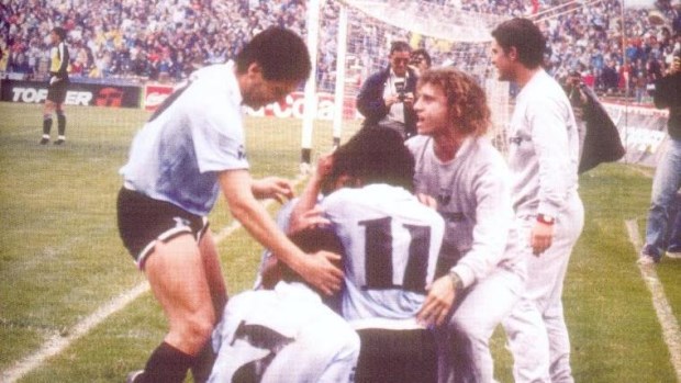 Belgrano se funde en un apretado festejo. Los celestes consiguieron una victoria histórica en el clásico.