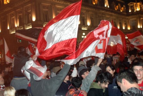Las calles de La Plata se tiñeron de rojo y blanco