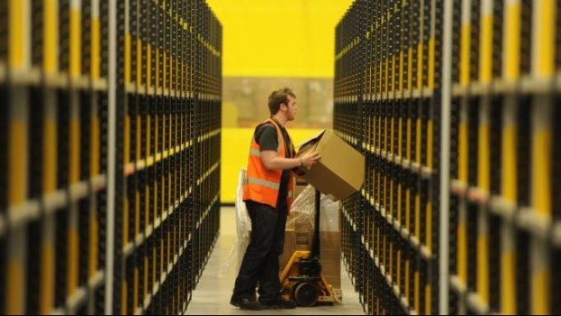 Detienen a 5 trabajadores de Amazon en Madrid por robar 500.000 euros en teléfonos iPhone