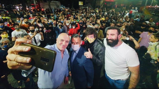 Los integrantes del Frente Despertar, José Luis Espert, Javier Milei, Luis Rosales y Francisco Onetto, durante la última recorrida por el barrio de Palermo.