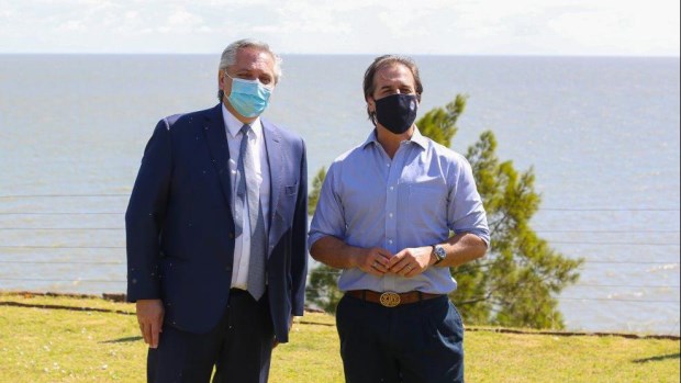 Lacalle Pou le hizo en persona un asado a Alberto Fernández