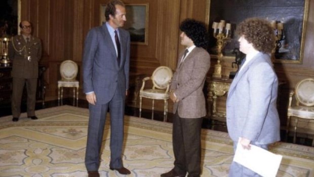 El Rey Juan Carlos recibió en el palacio de Zarzuela a Diego Armando Maradona, un 17 de enero de 1984.