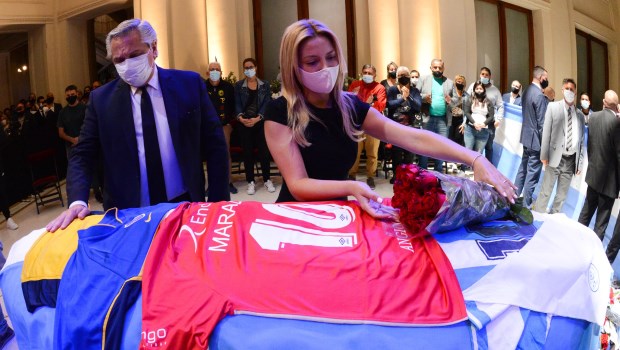 El jefe del Estado colocó sobre el féretro una camiseta de Argentinos Juniors y dos pañuelos blancos.­