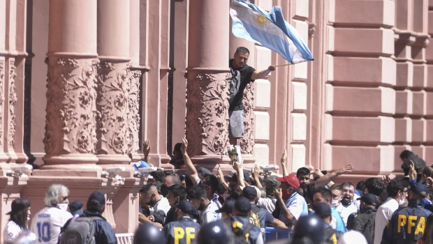 Senadores de la oposición pidieron informes al Gobierno por el velatorio de Maradona