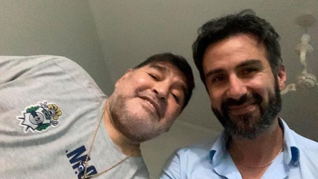 Allanaron la casa y el consultorio del médico de Maradona