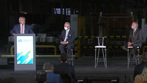 "De la pobreza se sale con empresarios que inviertan y que generen empleos", dijo el Presidente ante la UIA