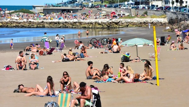 La ciudad de Mar del Plata espera a los veraneantes cumpliendo los protocolos.