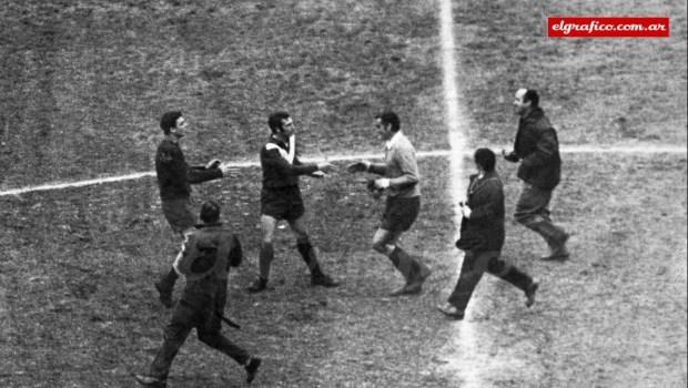 Una histórica foto de El Gráfico que refleja el momento del saludo de Bianchi y Carrizo.