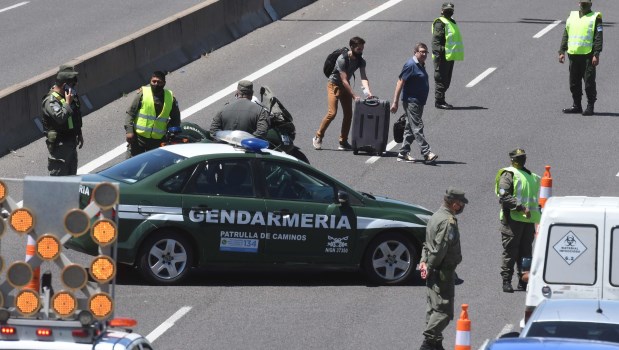 Una protesta de trabajadores despedidos de Latam provoca caos en inmediaciones del Aeropuerto de Ezeiza